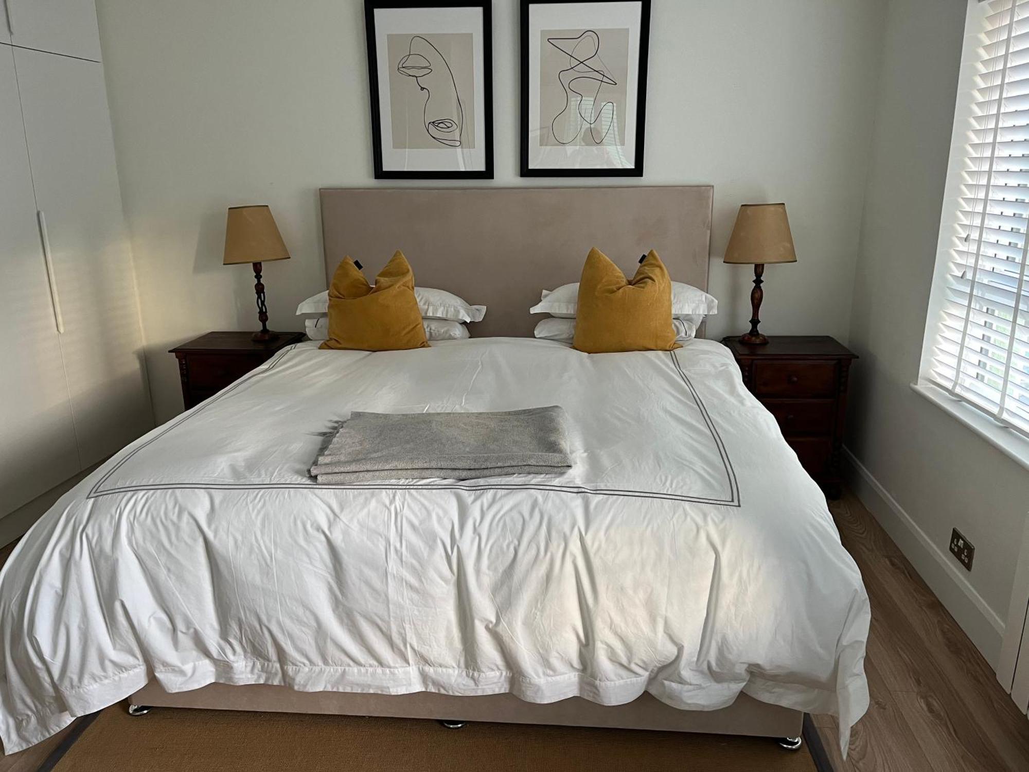 Central Town Location Apartment Эннискорти Экстерьер фото